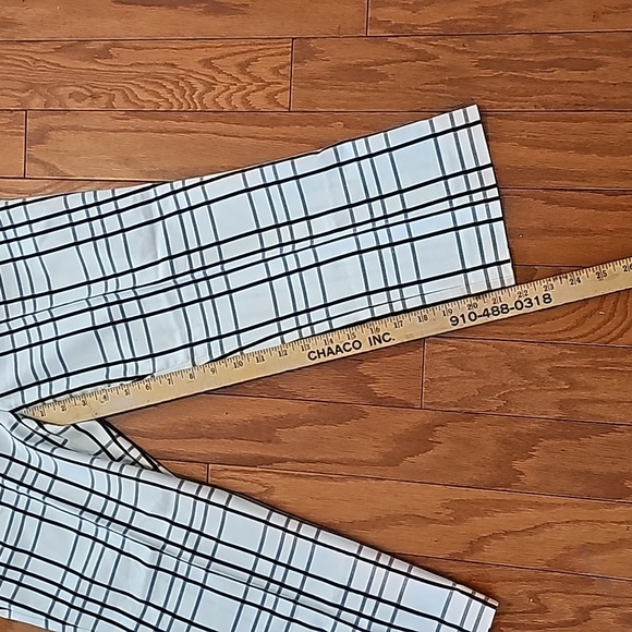 Womens Capri Pants. Black, Gray and White. Size 2. Express Design Studio. - Picture 4 of 8